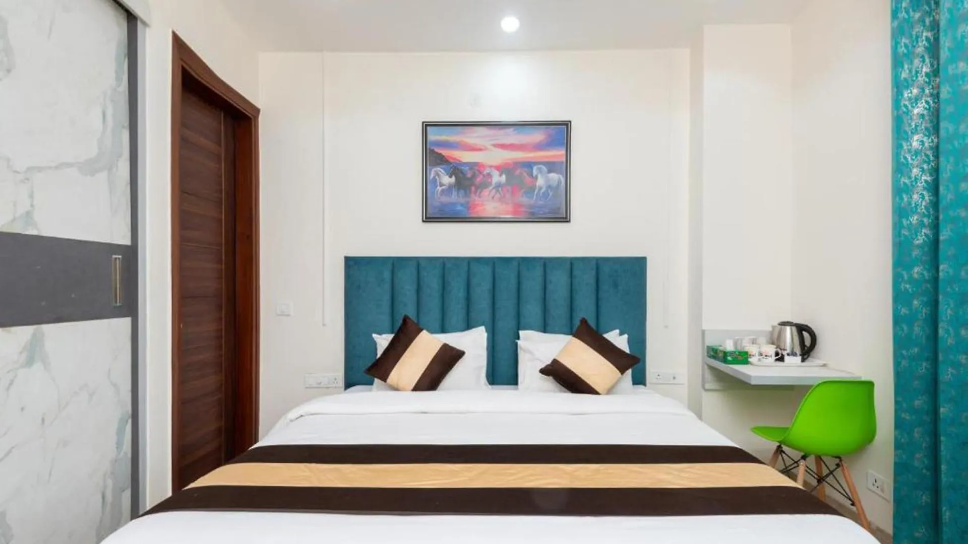 Comfort N Stay Inn Suites グルガウン 4*,  インド