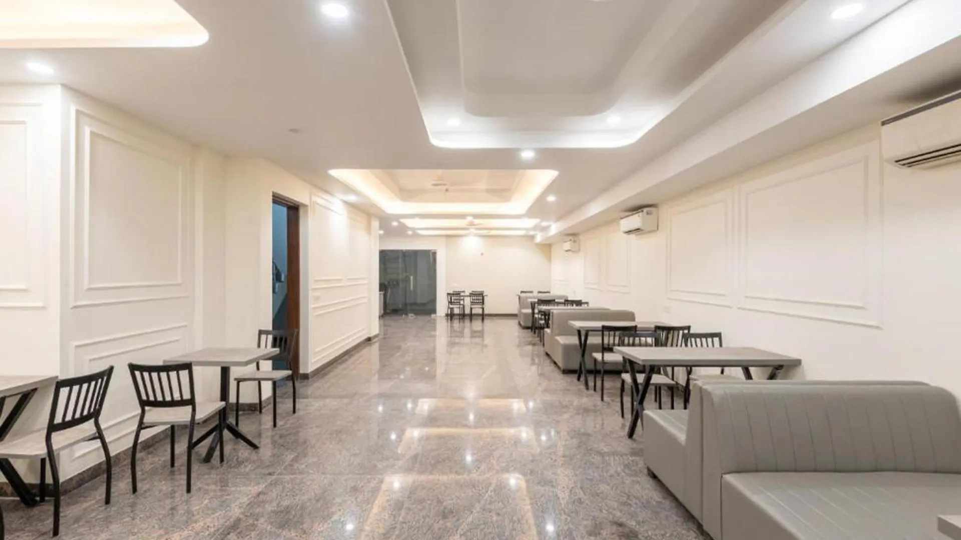 Comfort N Stay Inn Suites グルガウン